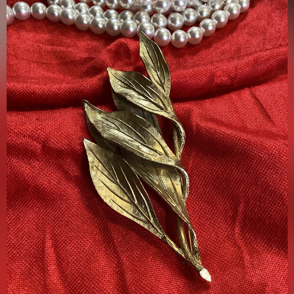 Vintage Lisner Brushed Gold Leaf Brooch